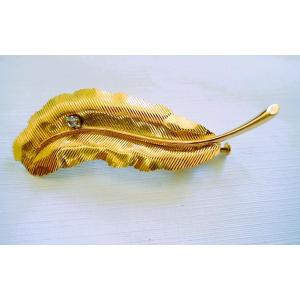 Broche or 18 carats motif feuille sertie d'un diamant