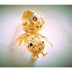 Broche motif oiseau rubis et saphirs or 18 carats