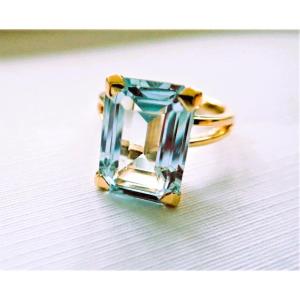 18k White Gold Ring With Yellow Gemstone