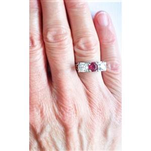 Art Déco bague Jarretière or et platine sertie de diamants et rubis