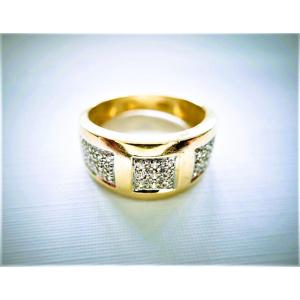 18-karat Gold Band Ring Set With Diamonds