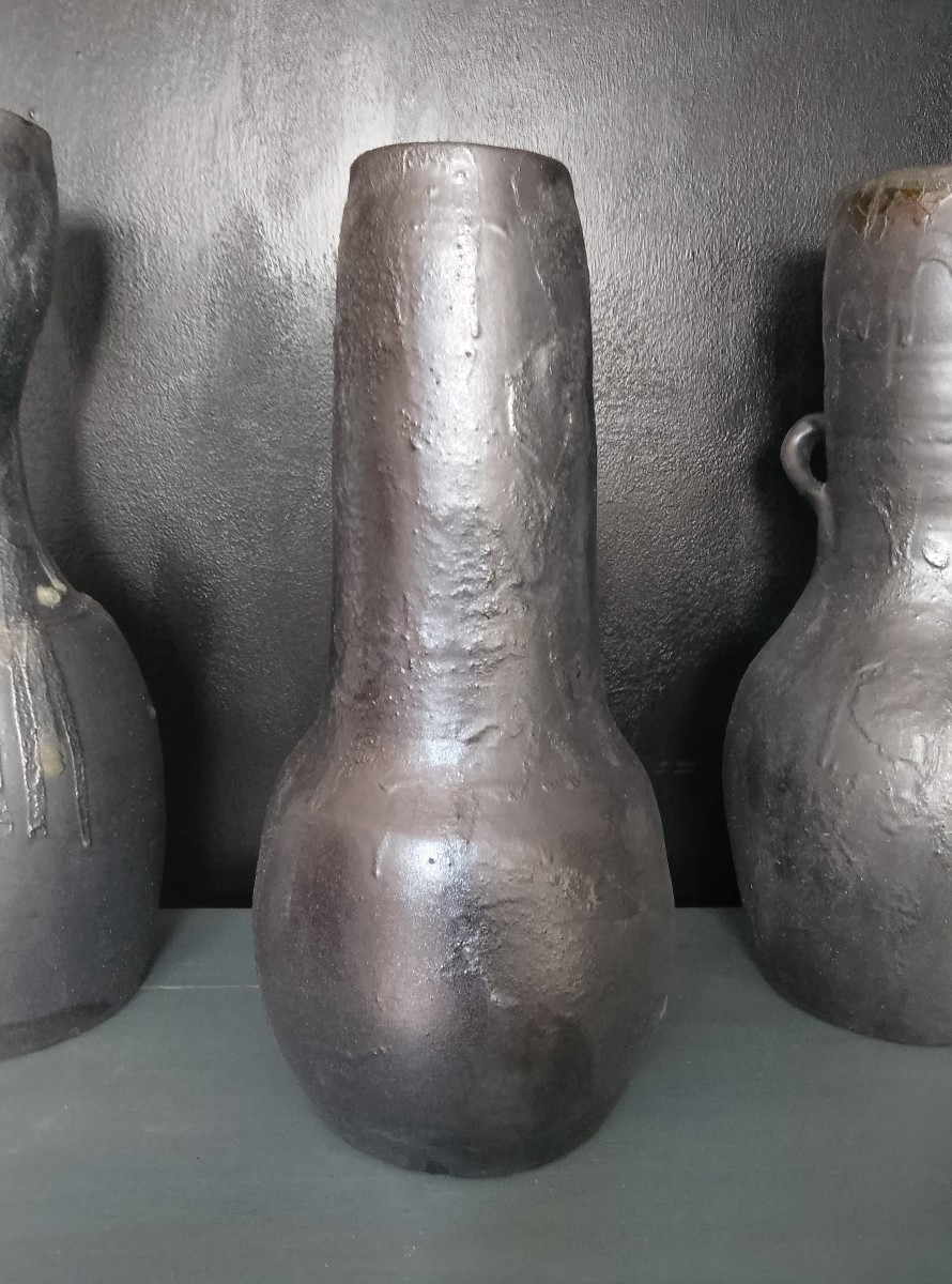 Ensemble de trois vases brutalistes en céramique.-photo-3