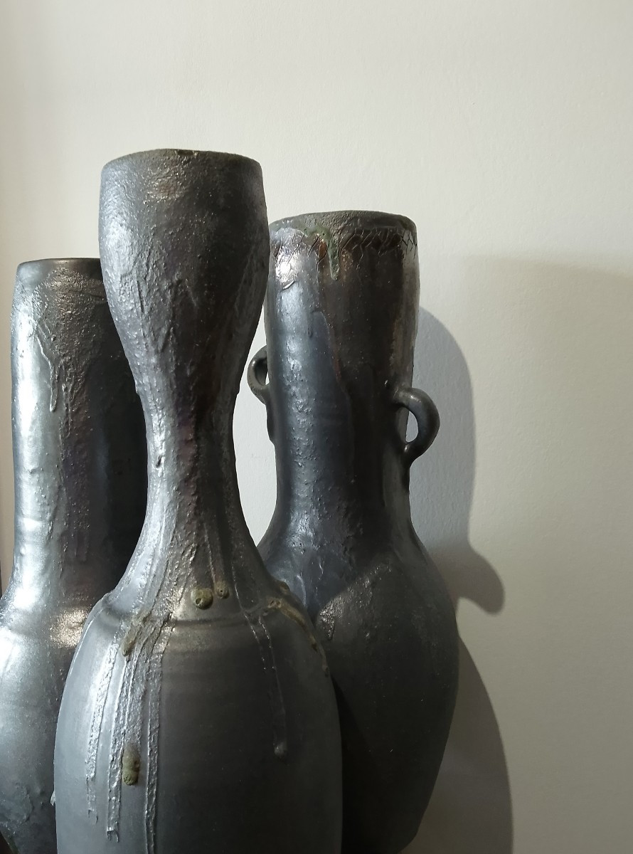 Ensemble de trois vases brutalistes en céramique.-photo-6