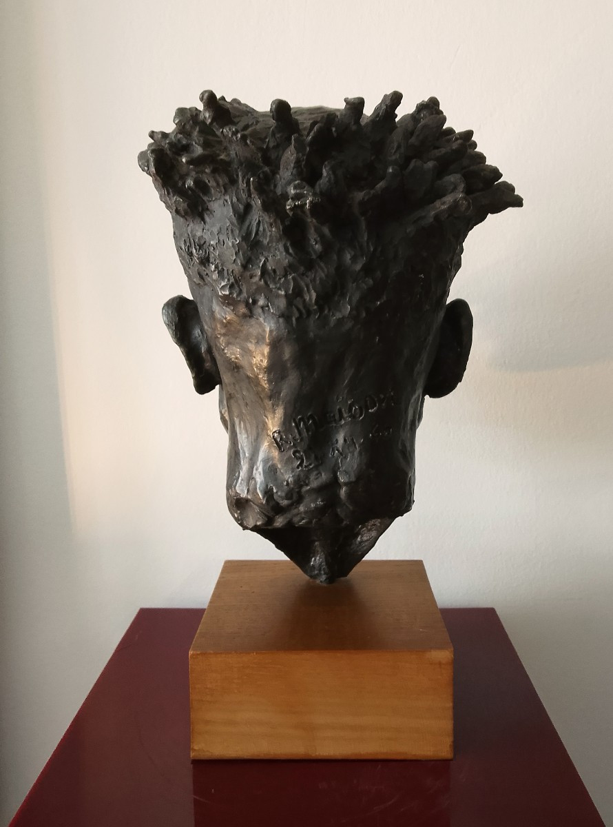 Portrait Of A Man (sculpture).-photo-1