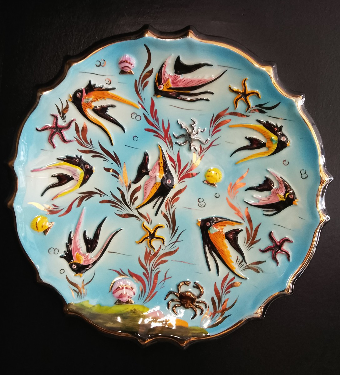 Grand plat en faïence de Monaco.