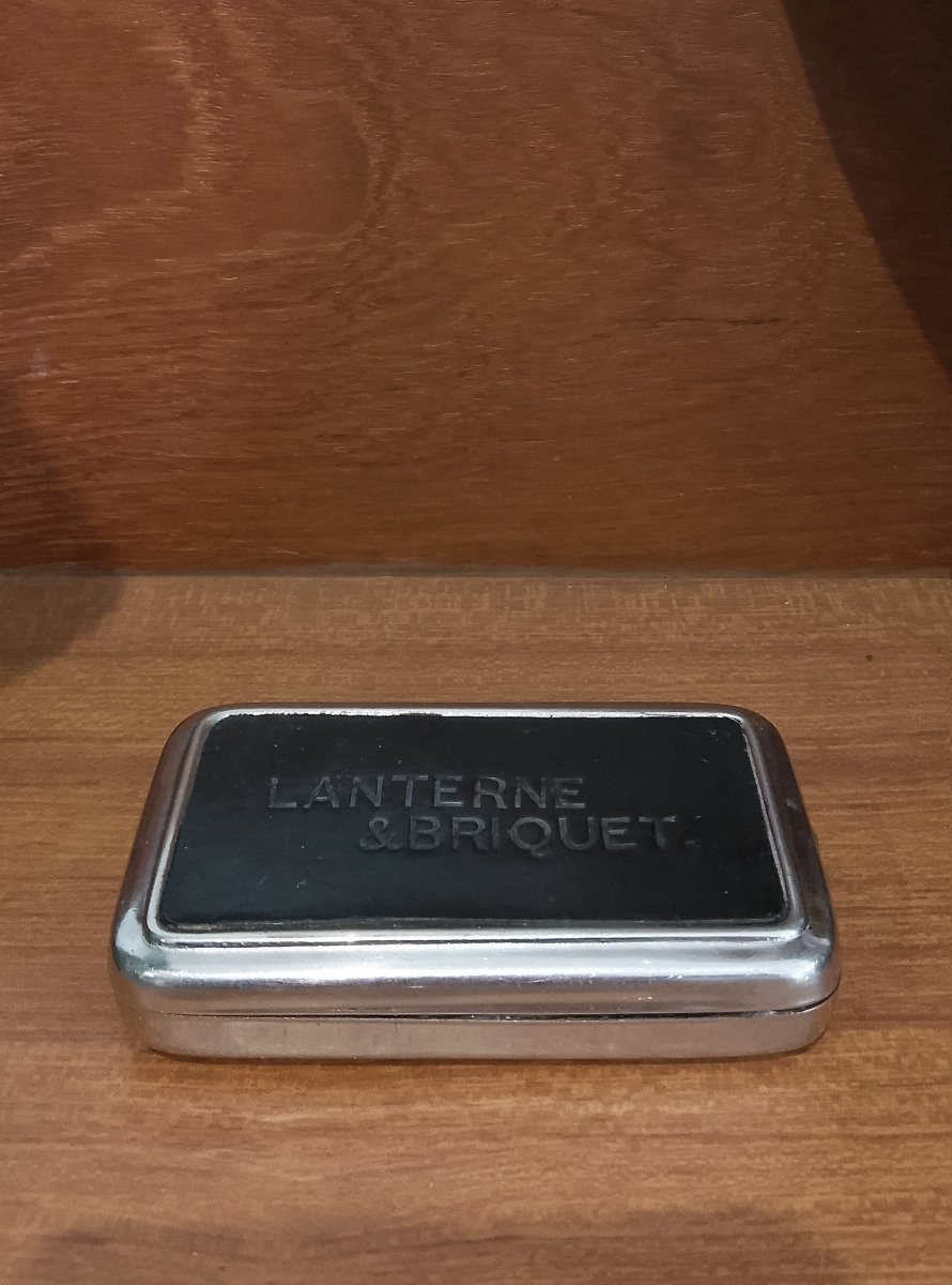 Ancienne lanterne de poche à système.-photo-2