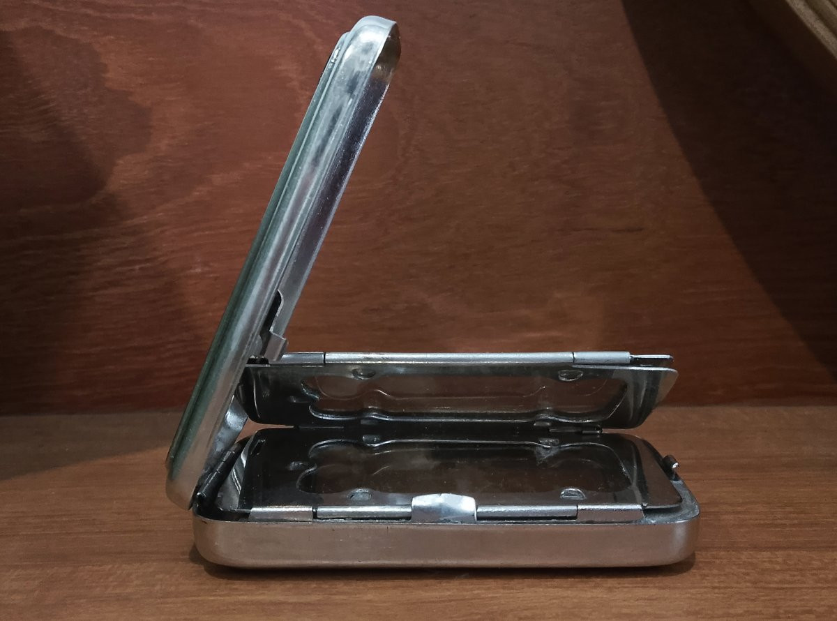 Ancienne lanterne de poche à système.-photo-1