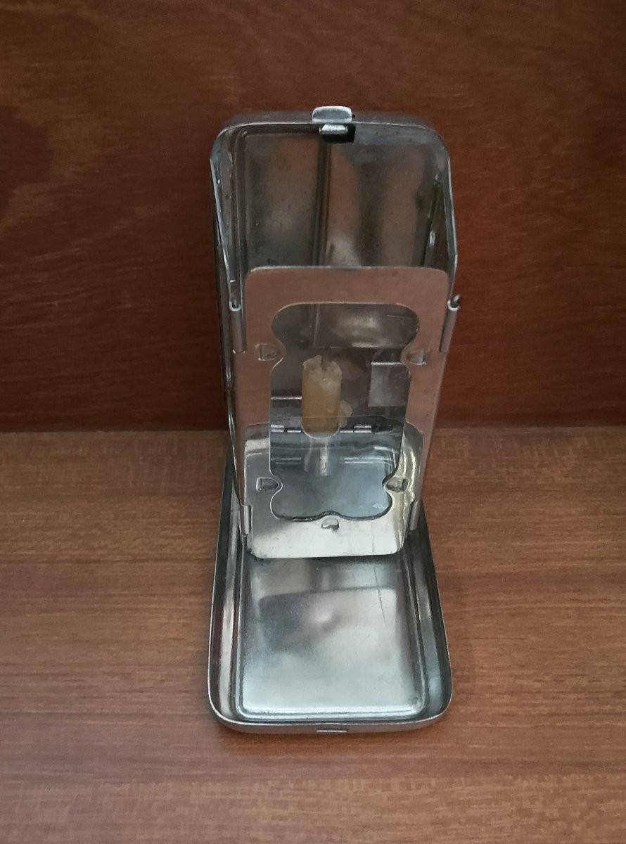 Ancienne lanterne de poche à système.-photo-5