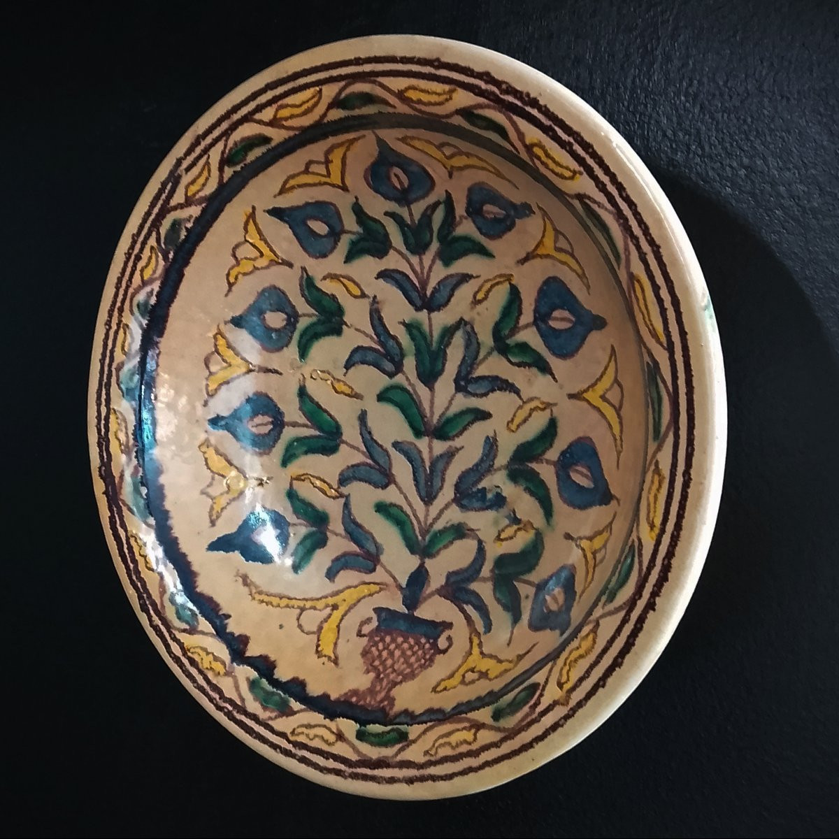 Plat creux sur talon en faïence polychrome de Fez ( Maroc ).-photo-3