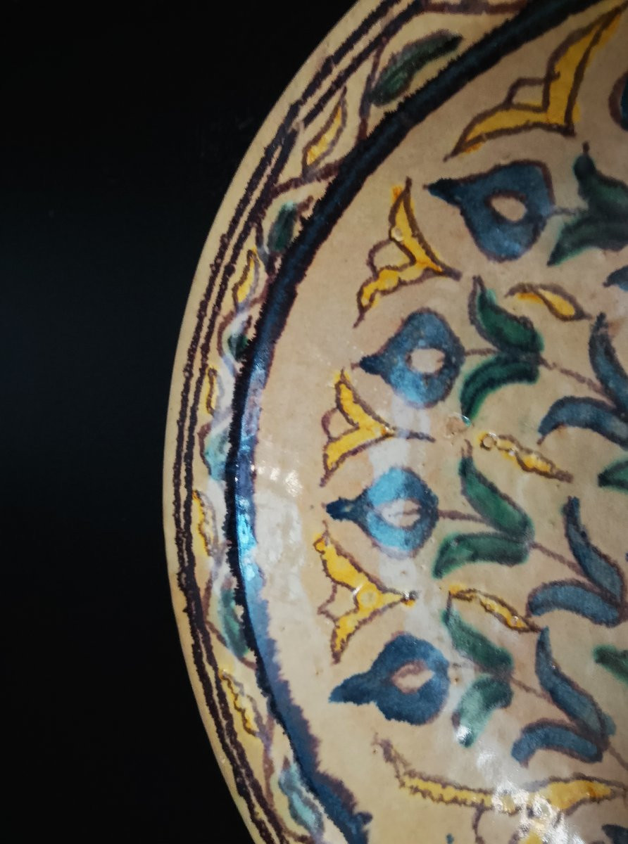 Plat creux sur talon en faïence polychrome de Fez ( Maroc ).-photo-1