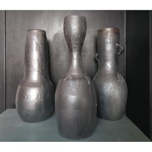 Ensemble de trois vases brutalistes en céramique.