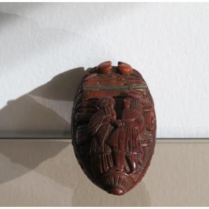 Tabatière à décor sculpté en relief.