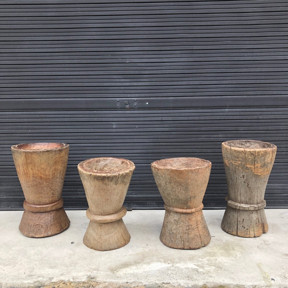 quatre (4) pilons zambiens en bois. sculpté en bois africain lourd et dense-photo-2