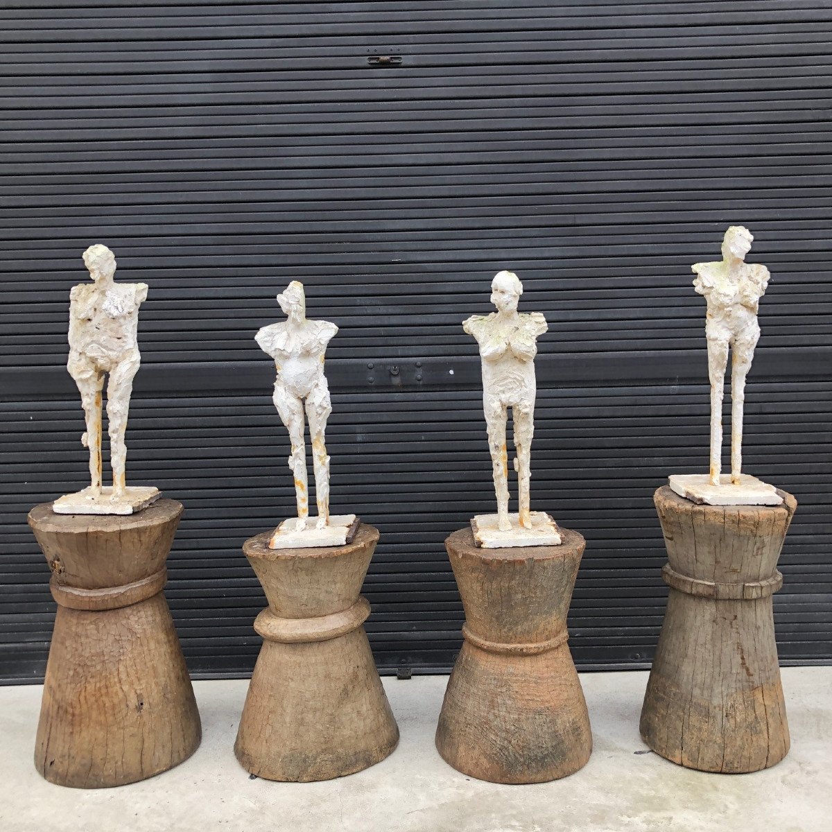 quatre (4) pilons zambiens en bois. sculpté en bois africain lourd et dense-photo-1