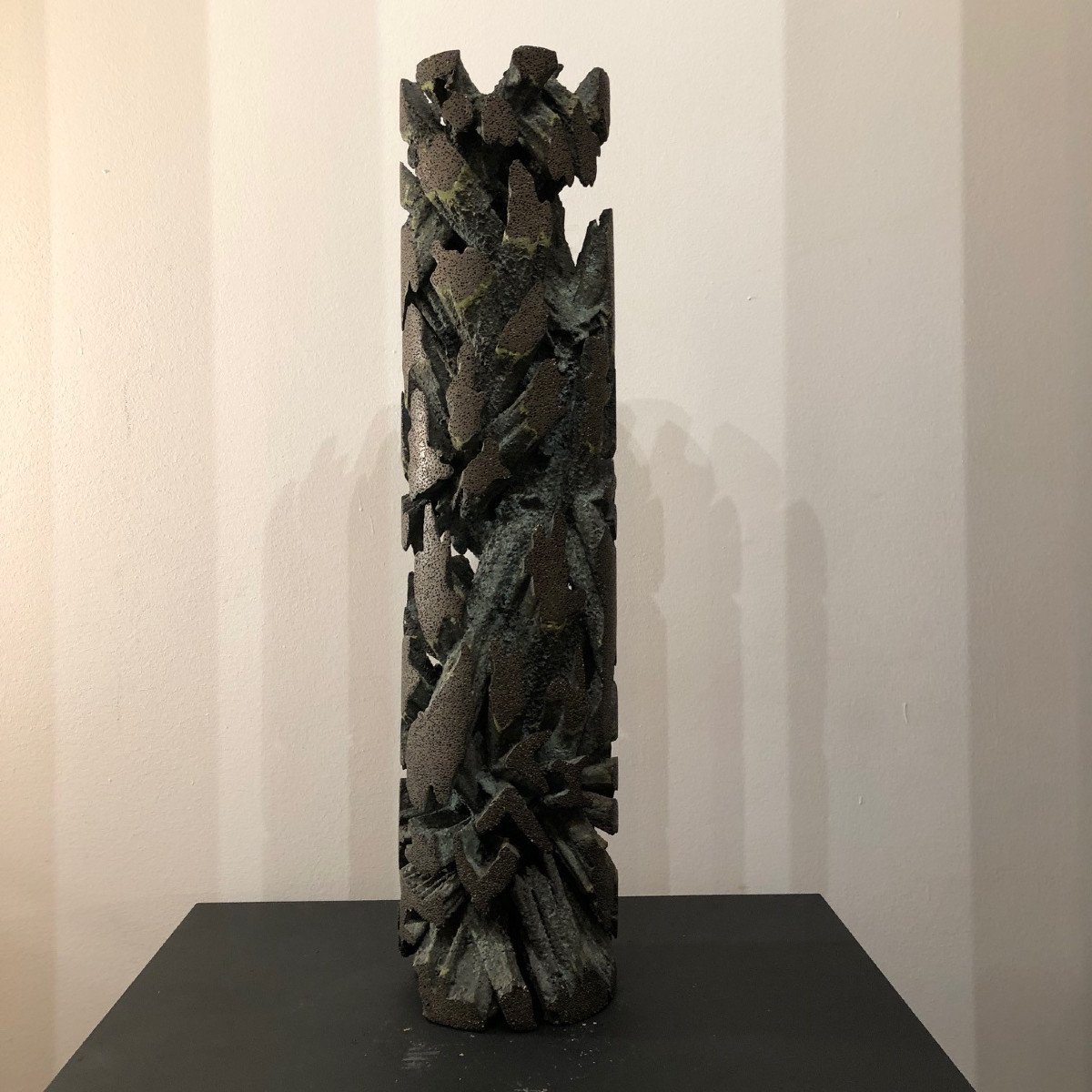 sculpture abstraite et brutaliste en fonte d’aluminium de l’artiste allemand Helmut Schlüter