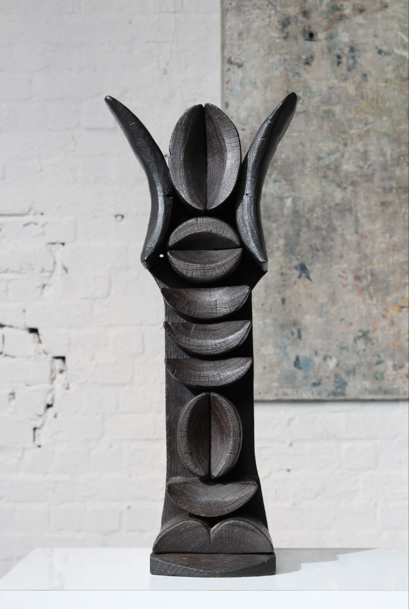 sculpture totem en bois brulé par le sculpteur belge Jules De Waele