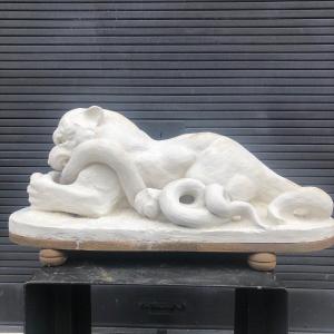 terre crue originale, non signée, représentant une panthère dévorant un serpent , socle