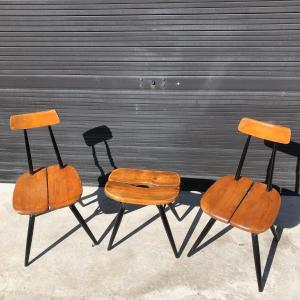 deux chaises et un tabouret « Pirkka » du designer finlandais Ilmari Tapiovaara