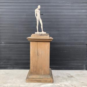 socle , gaine de sculpteur d'un atelier d'artiste