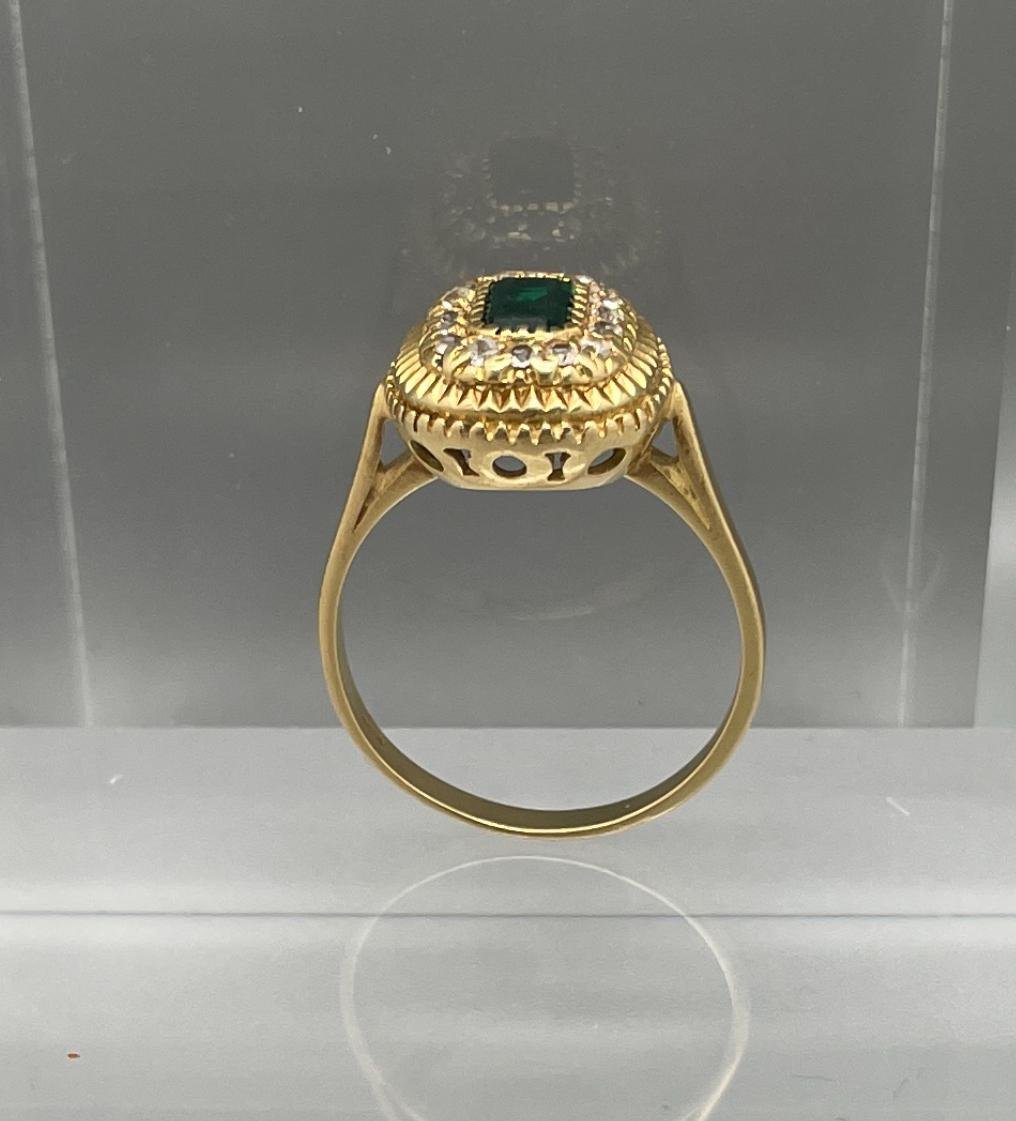 Bague en Or Jaune, pierre verte et entourage de pierres blanches-photo-2
