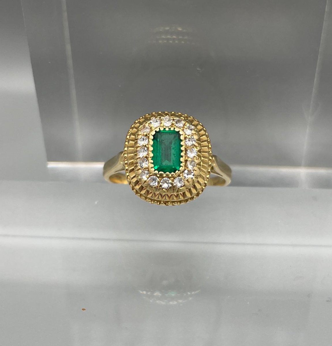Bague en Or Jaune, pierre verte et entourage de pierres blanches