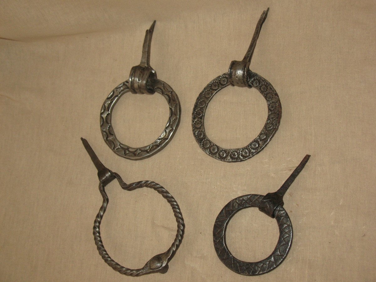 Collection de 4 heurtoirs marteaux de porte époque 17ème et 18ème en fer forgé ciselé-photo-2