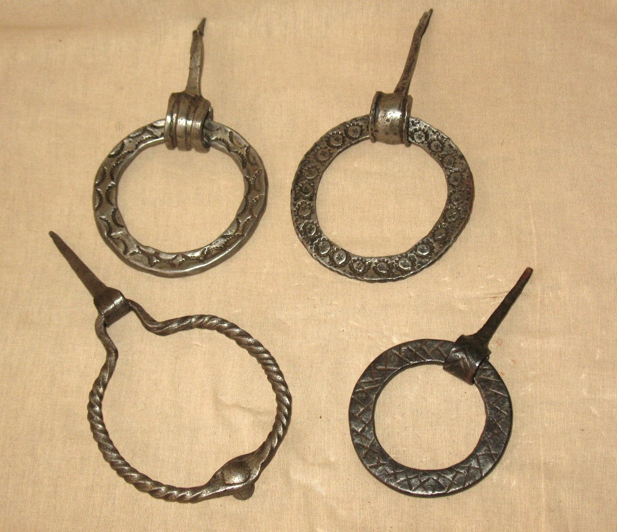 Collection de 4 heurtoirs marteaux de porte époque 17ème et 18ème en fer forgé ciselé