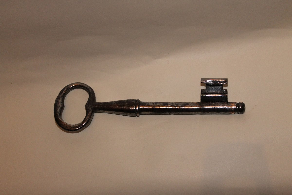 Large Wrought Iron Key From The 18th Century-photo-2
