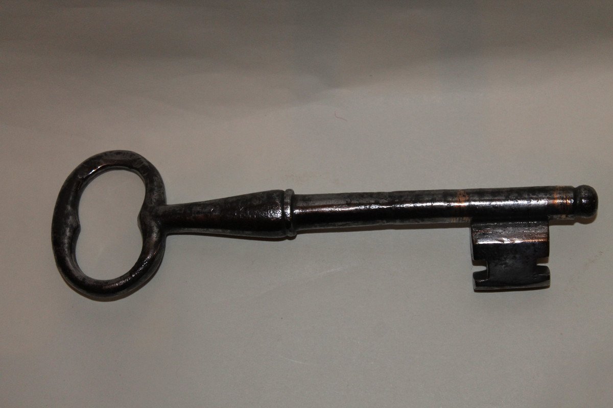 Large Wrought Iron Key From The 18th Century-photo-2