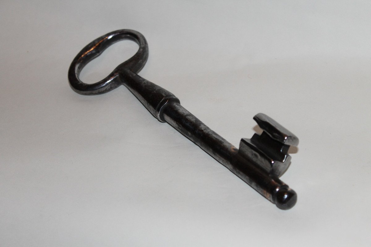 Large Wrought Iron Key From The 18th Century-photo-3