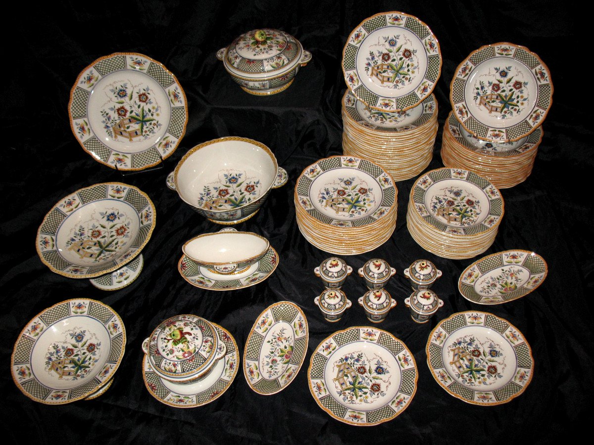 Sarreguemines Earthenware Table Service, Montmorency Decor, 90 Pieces, Late 19th Century