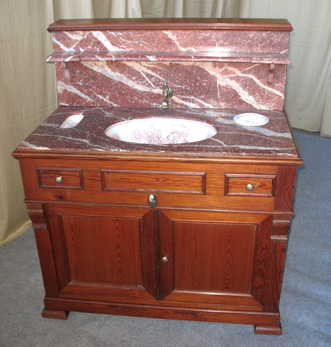 Meuble de toilette lavabo complet avec vasque et accessoires en faïence de Choisy le Roi 19ème