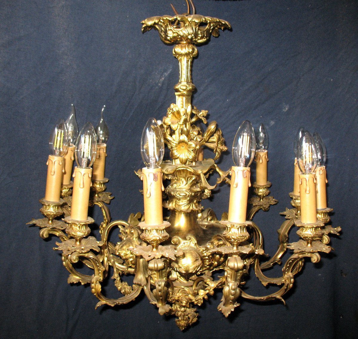 Lustre en bronze doré style Transition Louis XV Louis XVI à 12 lumières époque 19ème