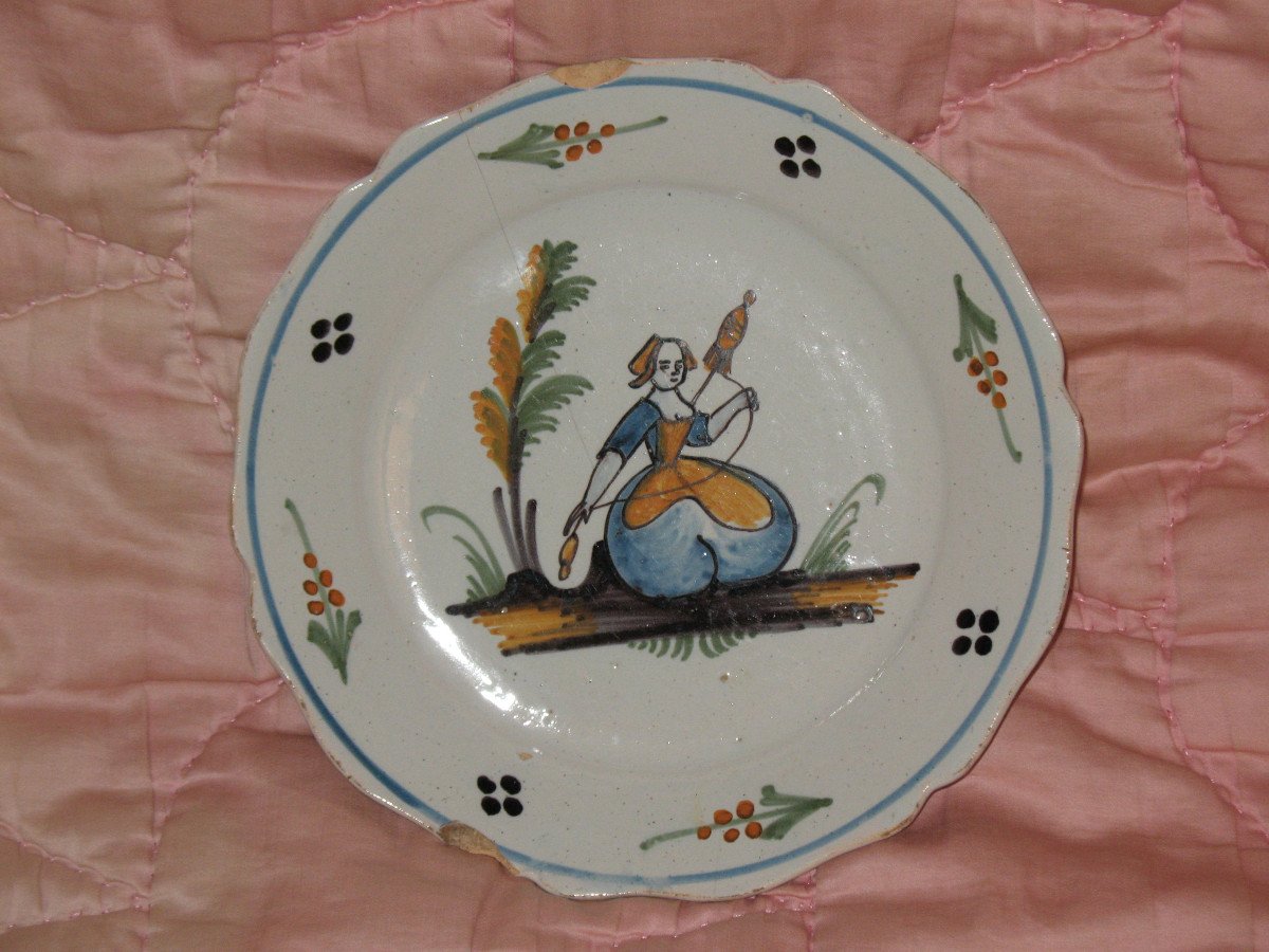 Paire d'assiettes en faïence de Nevers époque 18ème : la fileuse - le chien-photo-3