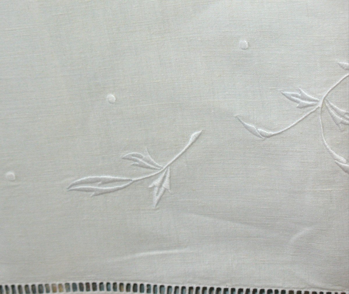 Large Embroidered Sheet And Its 2 Pillowcases In White Embroidery And Days D: 240 X 315 Cm Th. Early 20th-photo-2