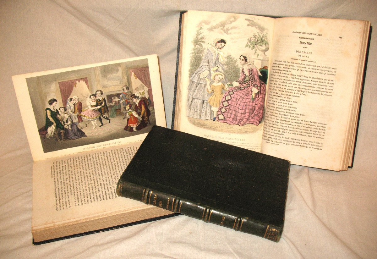 Magasin des demoiselles 3 volumes complets avec planches en couleur gravures de mode 1850 à 69