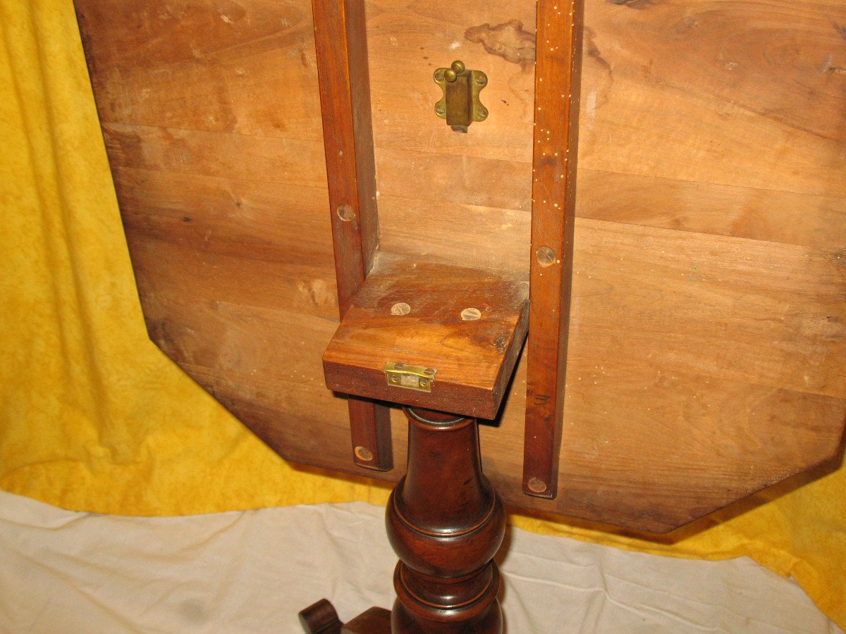 Octagonal Walnut Tilting Pedestal Table, 19th Century Restoration Period-photo-5