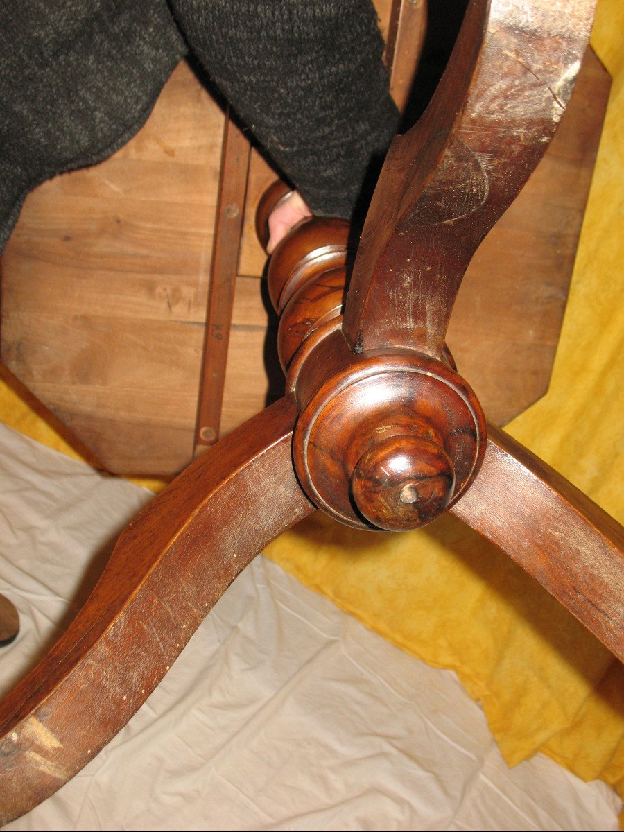 Octagonal Walnut Tilting Pedestal Table, 19th Century Restoration Period-photo-7