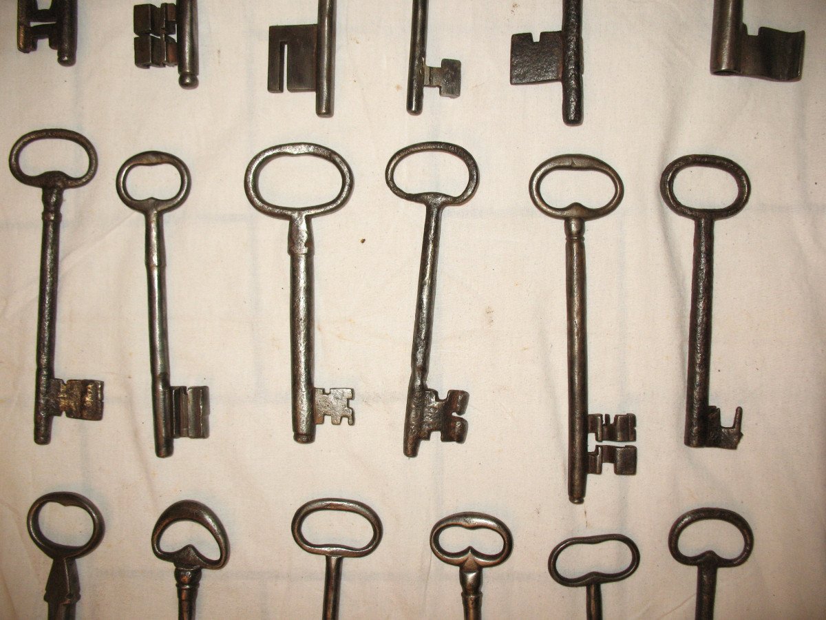 Clés en fer forgé du 17ème et 18ème siècle Importante collection de grandes clés 18 pièces-photo-3