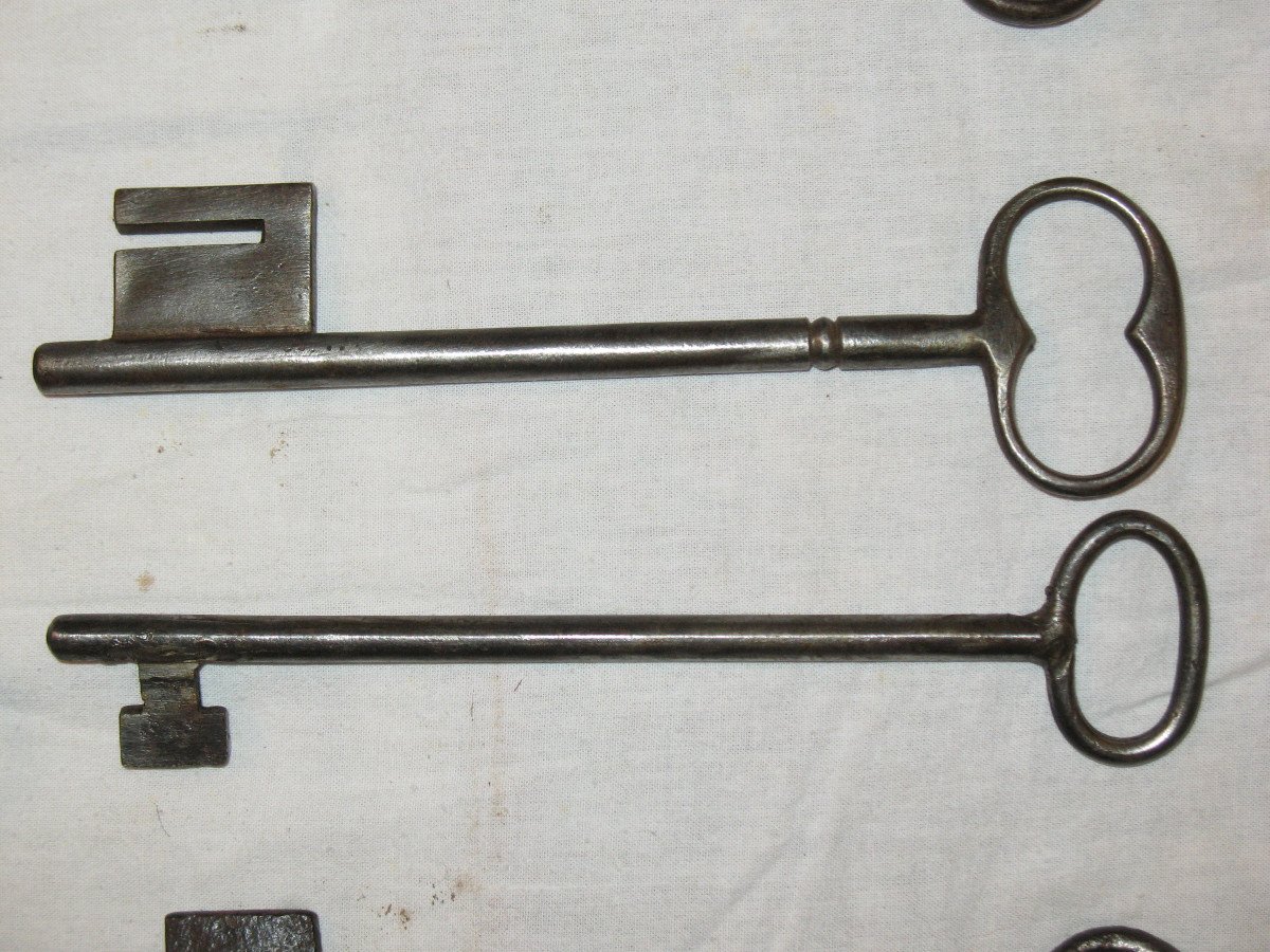 Clés en fer forgé du 17ème et 18ème siècle Importante collection de grandes clés 18 pièces-photo-2