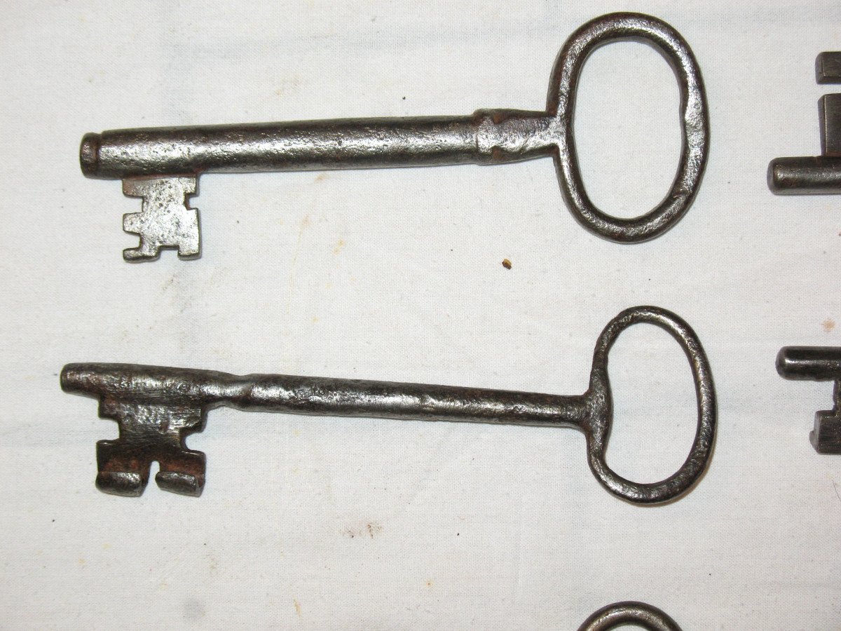 Clés en fer forgé du 17ème et 18ème siècle Importante collection de grandes clés 18 pièces-photo-4
