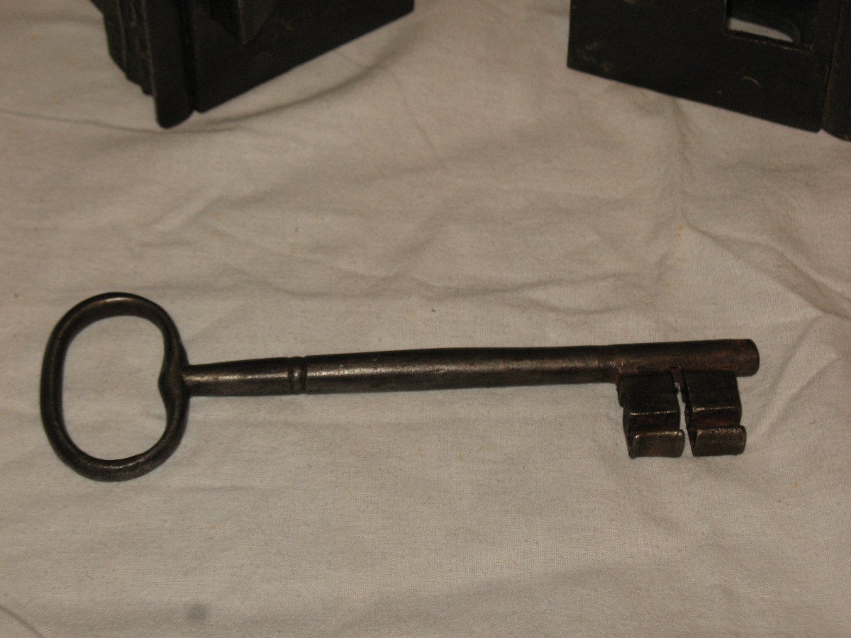 Strong Wrought Iron House Lock With Its 18th Century Key, Total Length: 41 Cm-photo-2