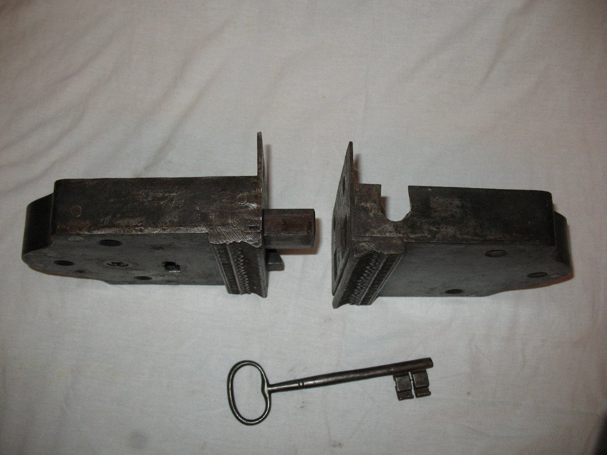 Strong Wrought Iron House Lock With Its 18th Century Key, Total Length: 41 Cm-photo-7