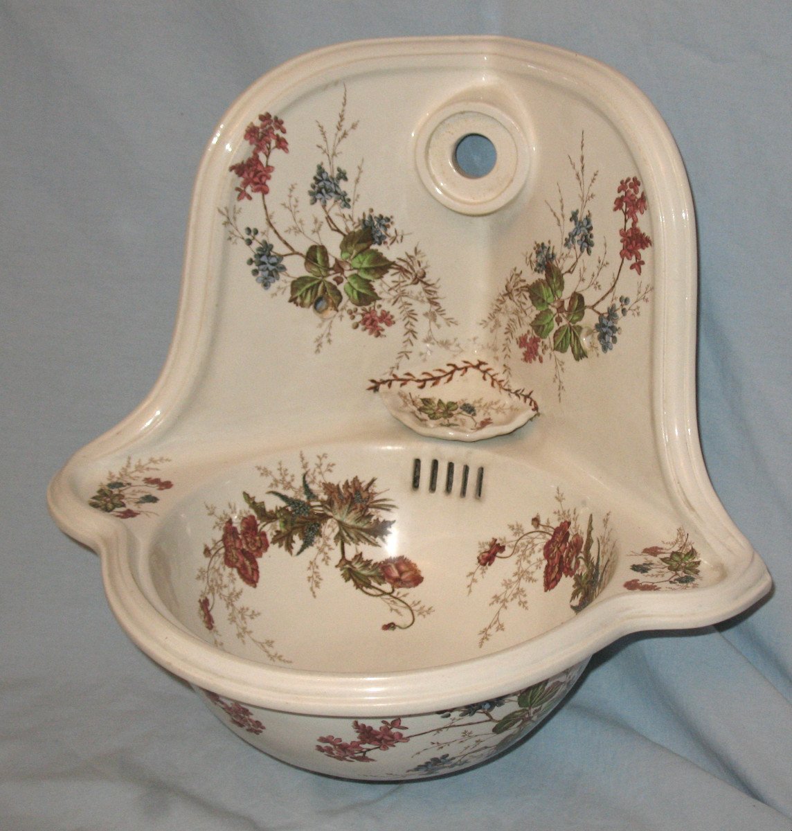 Lavabo lave mains d'angle en faïence de Sarreguemines à décor floral Carmen époque fin 19ème