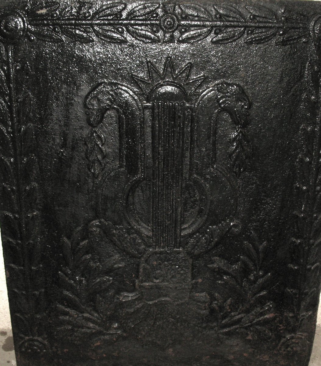 Large 18th Century Cast Iron Fireback Or Hob Decorated With Coat Of Arms And Lyre-photo-1