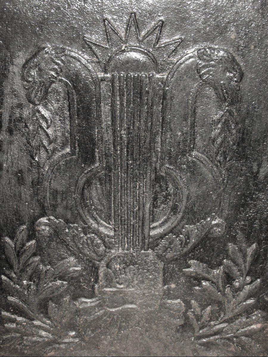Large 18th Century Cast Iron Fireback Or Hob Decorated With Coat Of Arms And Lyre-photo-3