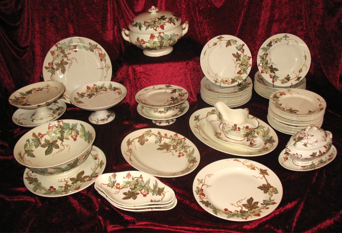 Lunéville Earthenware Dinner Service With Ivy Decor, Art Nouveau Period, Late 19th Century, 56 Pieces