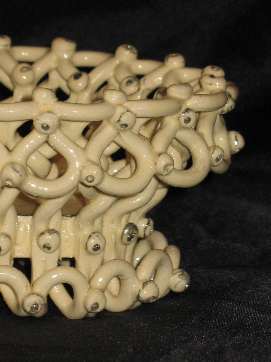 Oval Woven Basket In Langeais Earthenware Decorated With Cream-colored Berries, 19th Century-photo-2