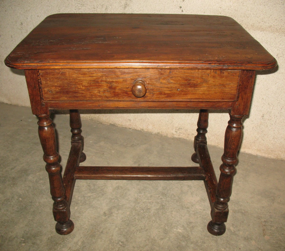 Table à écrire bureau époque Louis XIV  en bois fruitier Origine Périgord  avec 1 tiroir 17ème