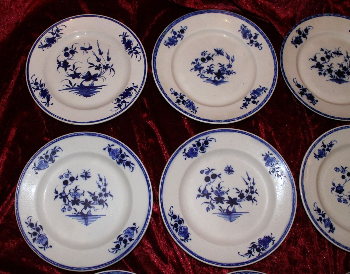 12 Plates In Soft Porcelain From Tournai, 18th Century, Decorated With A Fly And 3 Bells-photo-2